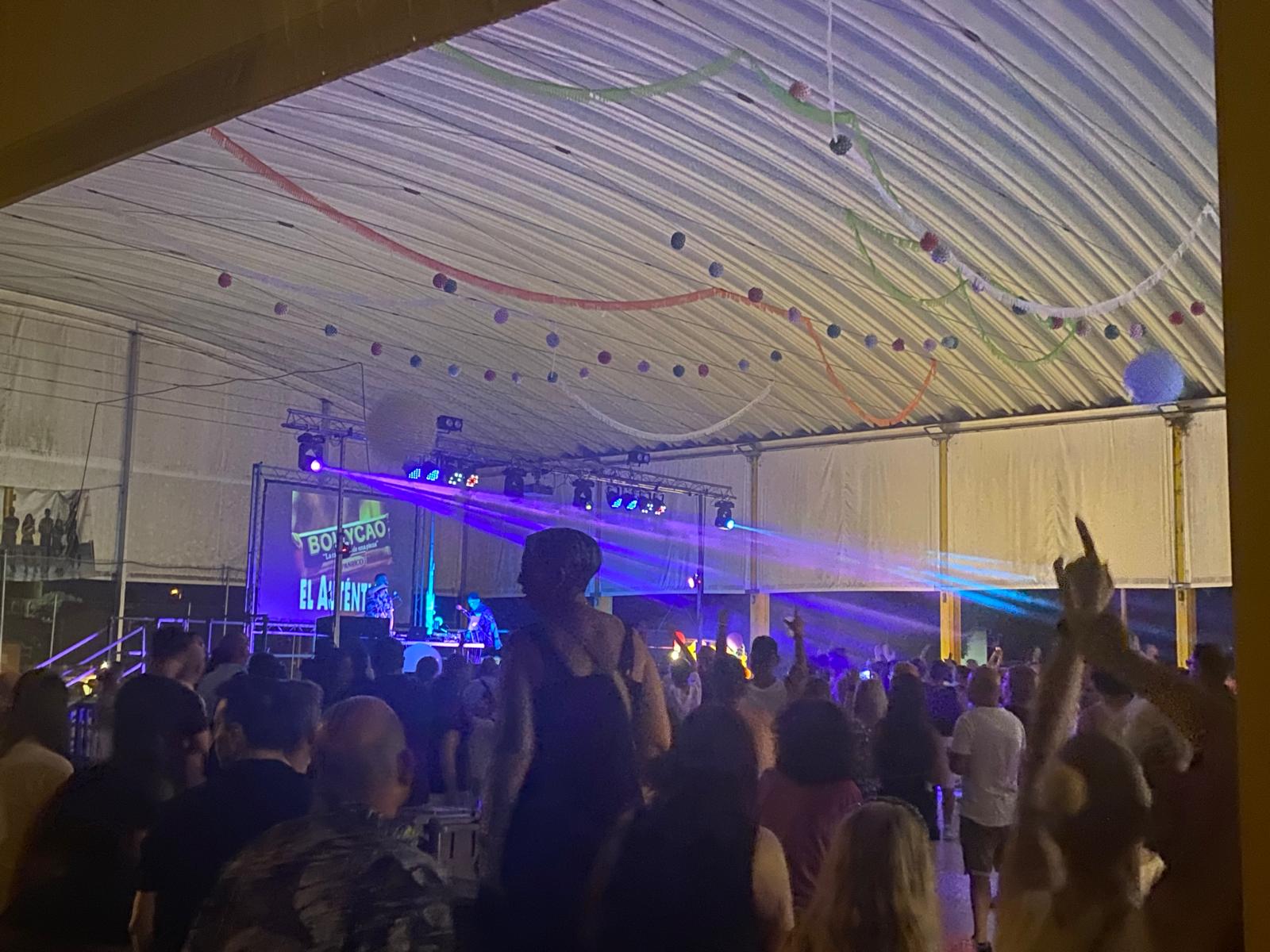 Contamos con pantallas de proyección y proyectores de alta potencia para cualquier tipo de evento.  También con pantalla LED adaptable a distintos espacios, para más información y consulta de disponiblidad, dirígete al apartado CONTACTO.